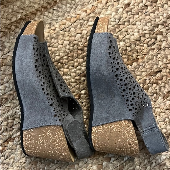 Mila Paoli Gray Wedge Shoes with Intricate Cutout Design - Picture 3 of 5